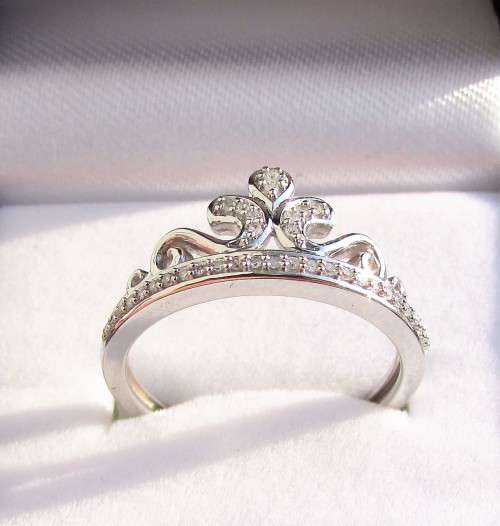 **CELEBRITY DESIGN [R26419]** CROWN DIAMOND [0.300ct] BAND [WHITE GOLD] - BUY SAFE