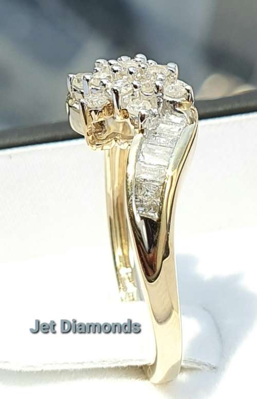 **SWIRL DESIGN | R31632** ROUND / BAGUETTE CUT | 0.800ct | DIAMOND RING | YELLOW GOLD - BUY SAFE