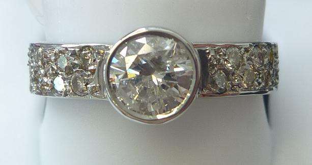 **CERTIFIED [R52471]** WOW [1.110ct] ROUND DIAMOND RING [0.730ct CENTRE] WHITE GOLD -BUY SAFE