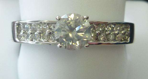 **CERTIFIED [R37745]** STUNNING  [0.778ct] DIAMOND RING SET IN 14KT WHITE GOLD - BUY SAFE