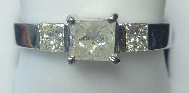 **BARGAIN QUALITY [R27211]** 3 PRINCESS CUT [0.690ct] DIAMOND RING [WHITE GOLD] - BUY SAFE