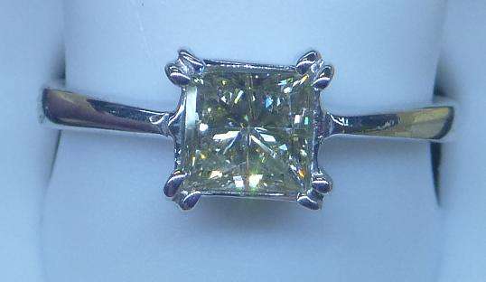**CERTIFIED [R40059]** SPARKLING [0.776ct] PRINCESS CUT DESIGNER RING [WHITE GOLD] - BUY SAFE