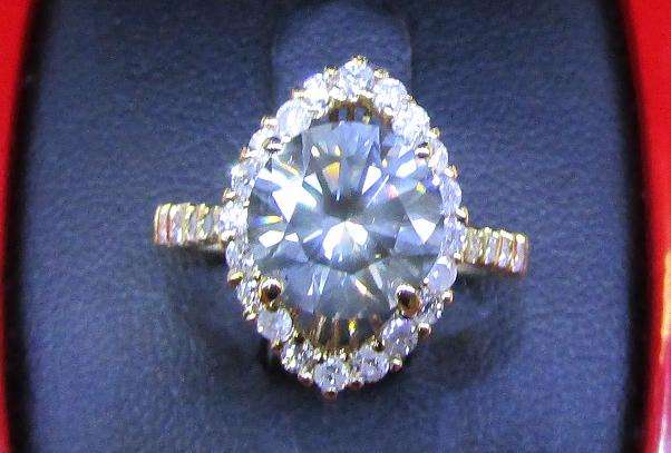 **CERTIFIED [R121528]** WOW!! MASSIVE [3.206ct] ROUND CUT DIAMOND RING [18KT YELLOW GOLD] - BUY SAFE