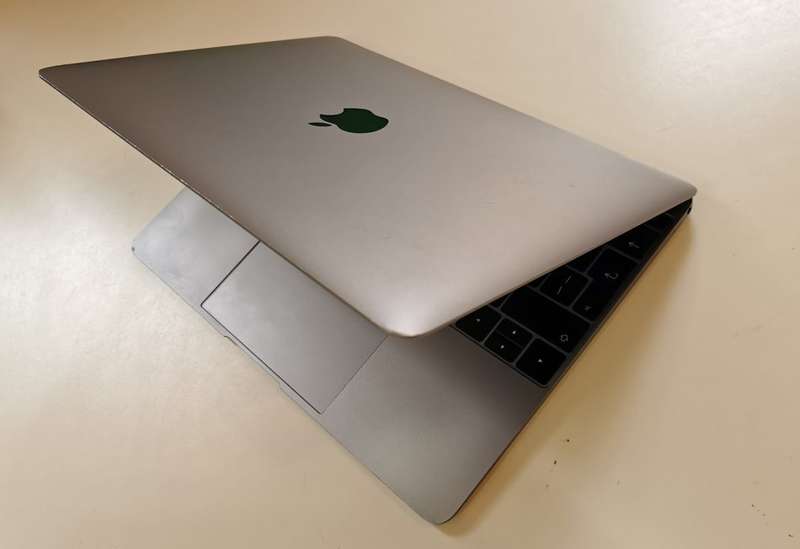APPLE MACBOOK CORE M5 - 8GB RAM - 256GB SSD - 12" RETINA DISPLAY