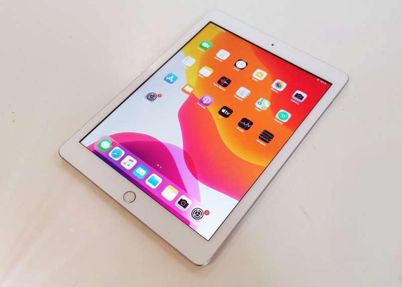 APPLE IPAD 6TH GEN - WIFI - 128GB - SILVER WITH BLUETOOTH KEYBOARD