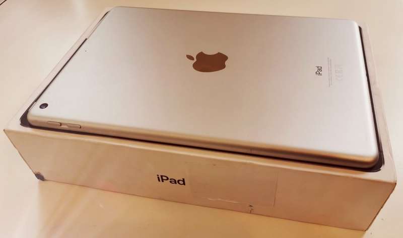 APPLE IPAD 6TH GEN - WIFI - 128GB - SILVER WITH BLUETOOTH KEYBOARD