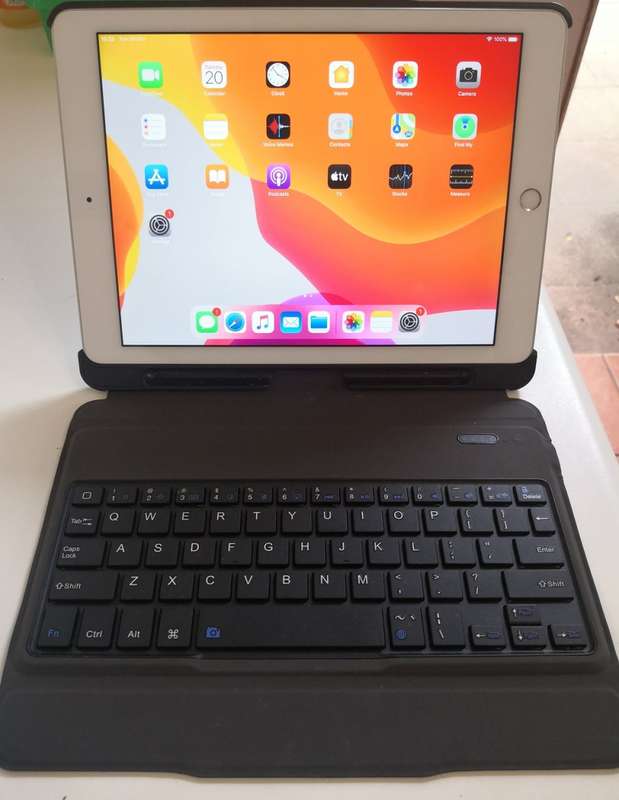 APPLE IPAD 6TH GEN - WIFI - 128GB - SILVER WITH BLUETOOTH KEYBOARD