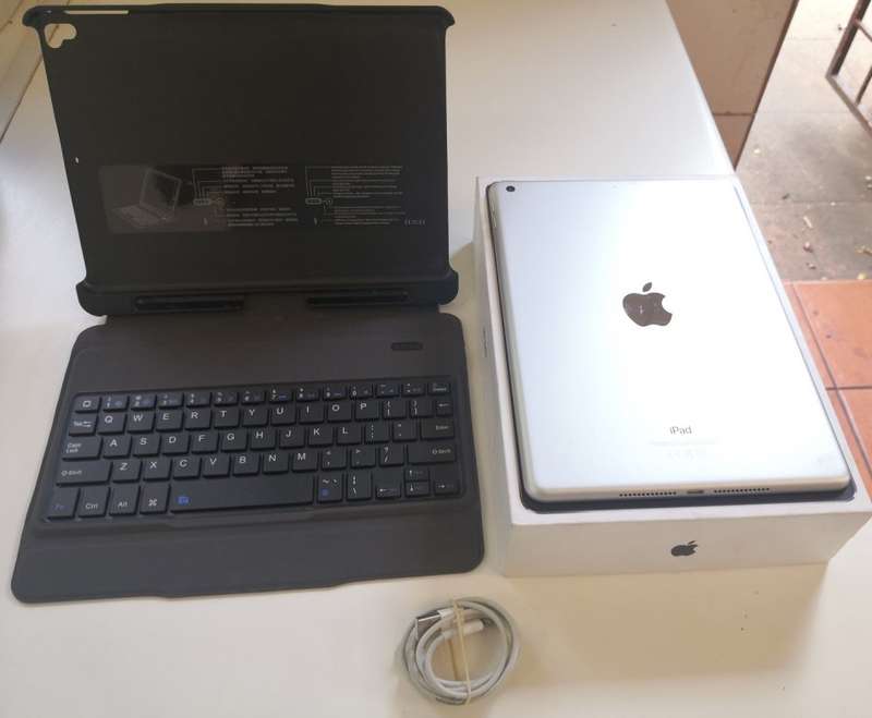 APPLE IPAD 6TH GEN - WIFI - 128GB - SILVER WITH BLUETOOTH KEYBOARD