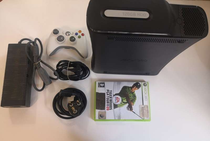 XBOX 360 ELITE - 120GB - INCLUDES 1 CONTROLLER AND 2 GAMES