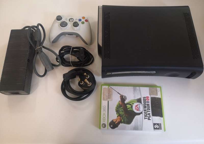 XBOX 360 ELITE - 120GB - INCLUDES 1 CONTROLLER AND 2 GAMES