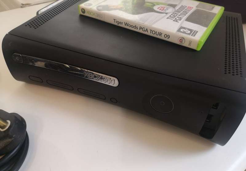 XBOX 360 ELITE - 120GB - INCLUDES 1 CONTROLLER AND 2 GAMES