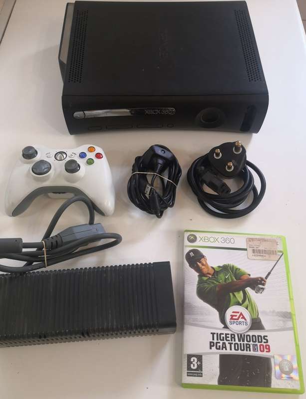 XBOX 360 ELITE - 120GB - INCLUDES 1 CONTROLLER AND 2 GAMES