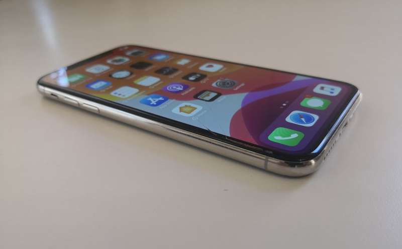 APPLE IPHONE X 256GB - SILVER- LOCAL STOCK - CRACKED SCREEN