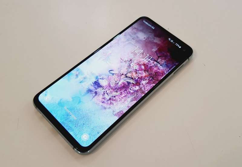SAMSUNG S10e - PRISM GREEN - 128gb - VERY THIN CRACK ON TOP OF SCREEN