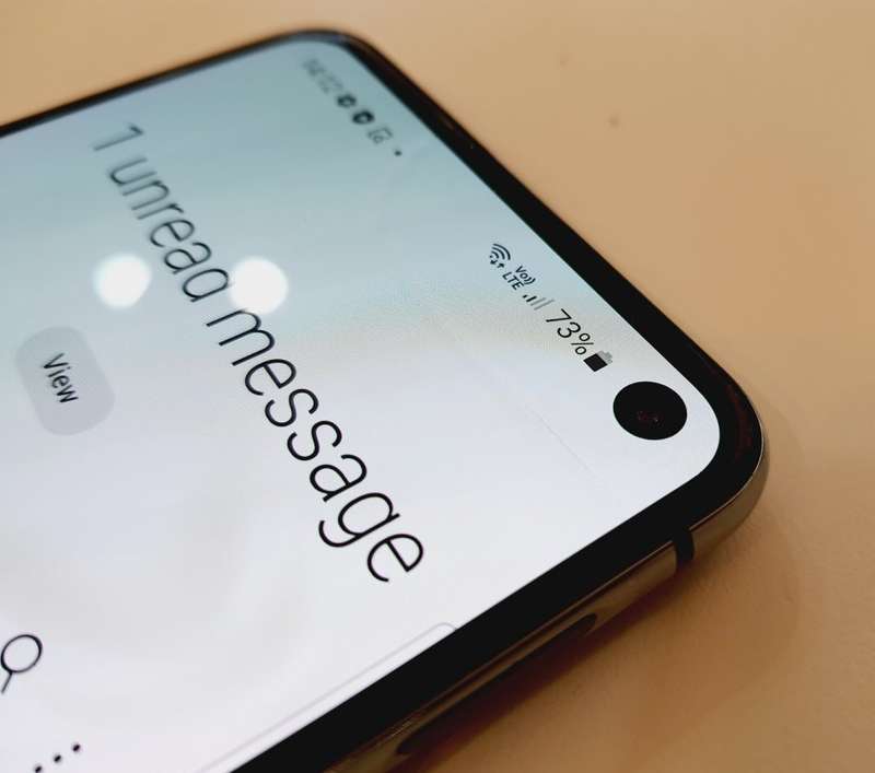 SAMSUNG S10e - PRISM GREEN - 128gb - VERY THIN CRACK ON TOP OF SCREEN