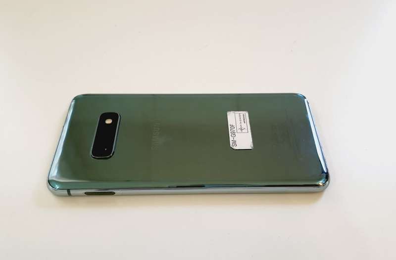 SAMSUNG S10e - PRISM GREEN - 128gb - VERY THIN CRACK ON TOP OF SCREEN