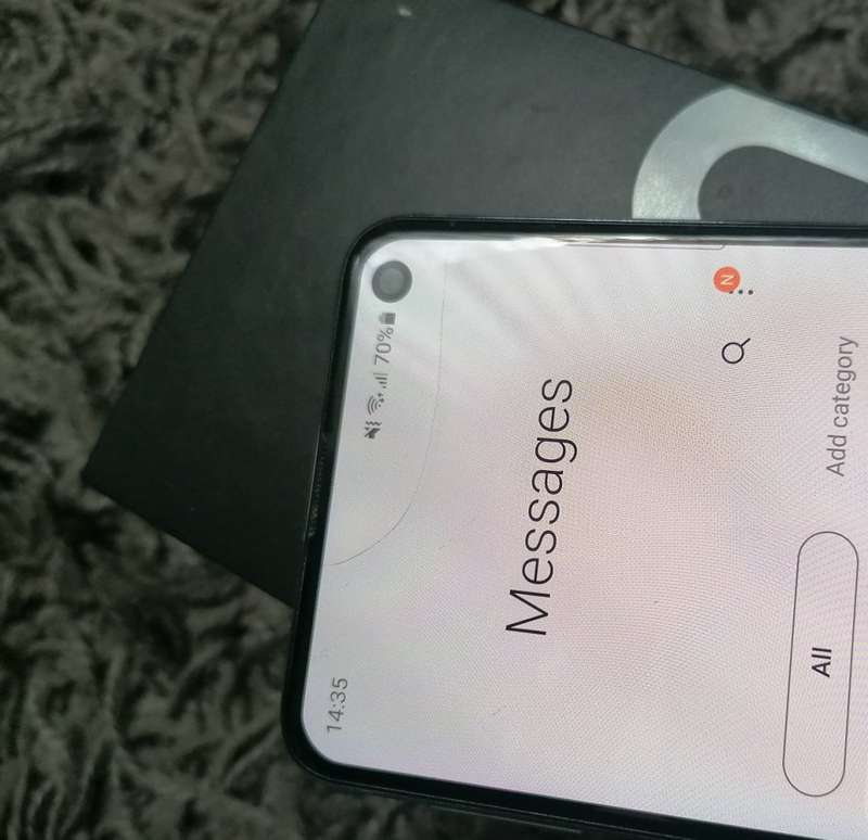 SAMSUNG S10e - PRISM GREEN - 128gb - VERY THIN CRACK ON TOP OF SCREEN