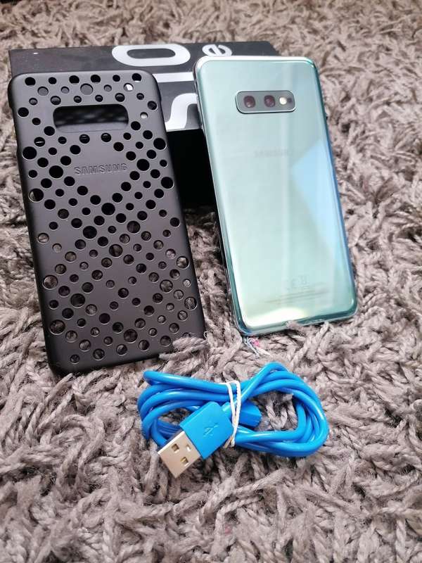 SAMSUNG S10e - PRISM GREEN - 128gb - VERY THIN CRACK ON TOP OF SCREEN
