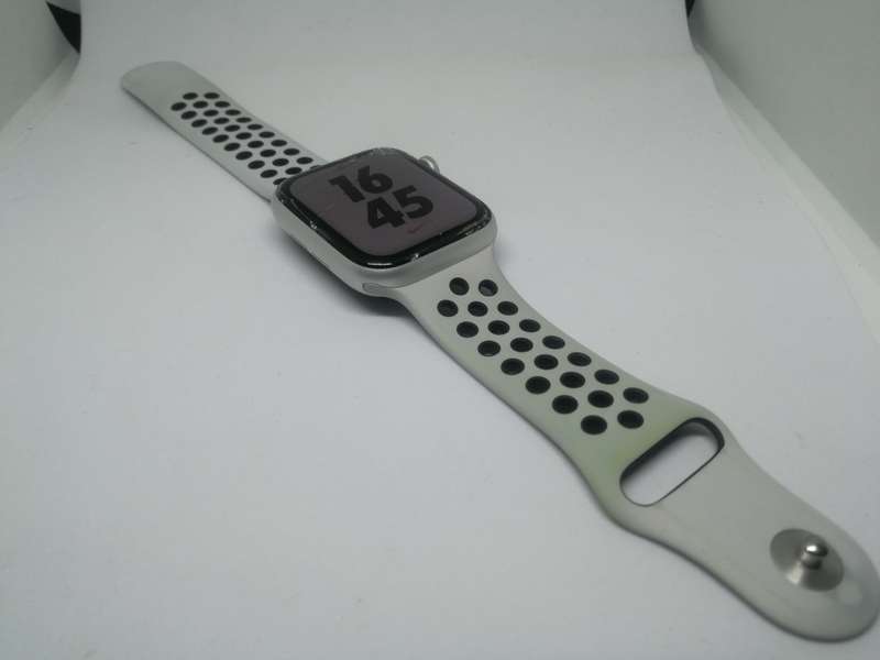 APPLE WATCH SERIES SE NIKE edition - 44mm - cracked screen