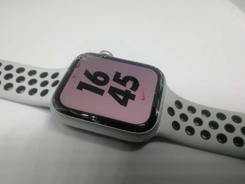 APPLE WATCH SERIES SE NIKE edition - 44mm - cracked screen