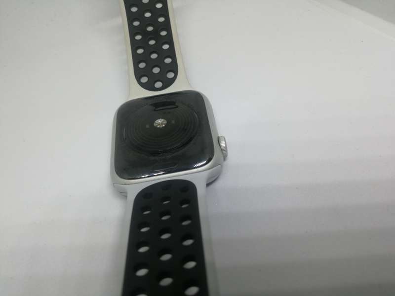 APPLE WATCH SERIES SE NIKE edition - 44mm - cracked screen