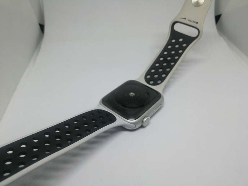 APPLE WATCH SERIES SE NIKE edition - 44mm - cracked screen