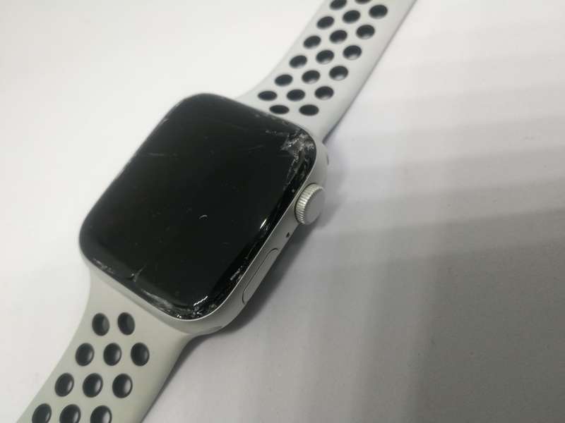 APPLE WATCH SERIES SE NIKE edition - 44mm - cracked screen