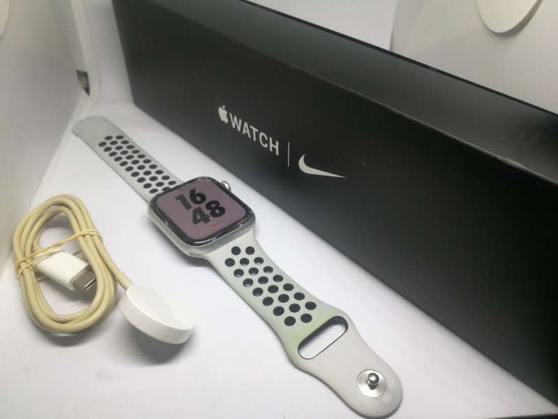 APPLE WATCH SERIES SE NIKE edition - 44mm - cracked screen