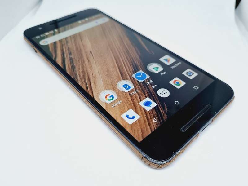 GOOGLE NEXUS 6P - 128GB - BLACK WITH WOODEN SKIN - BATTERY IS WEAK