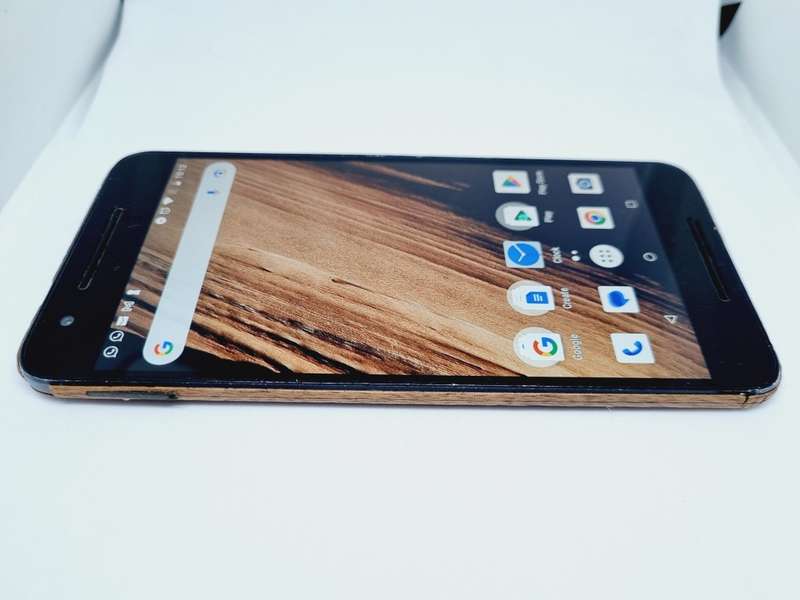 GOOGLE NEXUS 6P - 128GB - BLACK WITH WOODEN SKIN - BATTERY IS WEAK