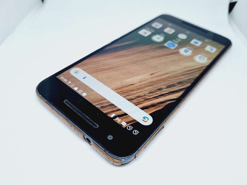 GOOGLE NEXUS 6P - 128GB - BLACK WITH WOODEN SKIN - BATTERY IS WEAK