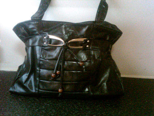 "CLEARANCE" BISCAST LEATHER HANDBAGS IN BLACK. WORTH R300