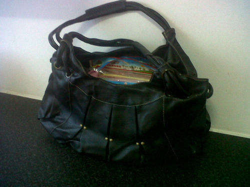 BISCAST LEATHER HANDBAGS IN BLACK. WORTH R 200