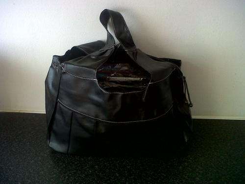 BISCAST LEATHER HANDBAGS IN BLACK. WORTH R 200