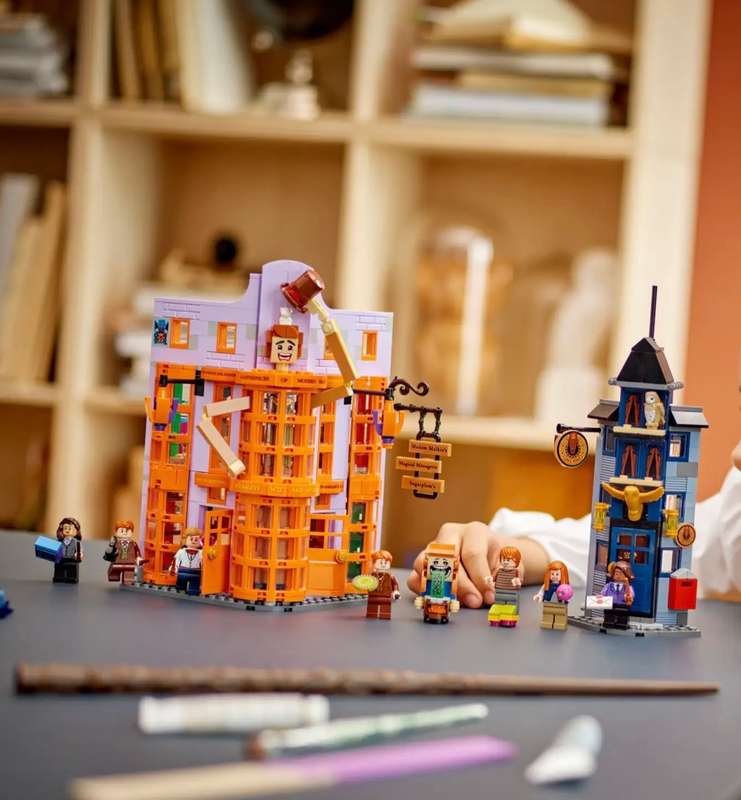 LEGO® Harry Potter - Diagon Alley: Weasleys Wizard Wheezes (76422)