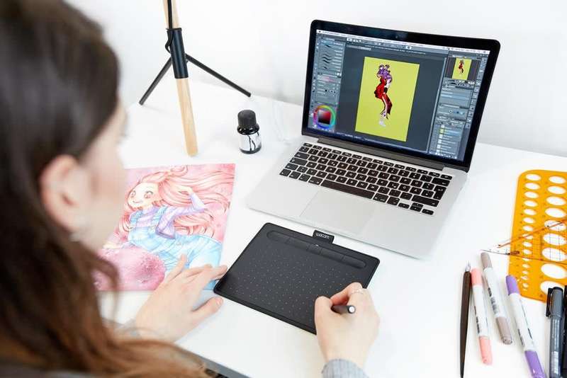 Wacom Intuos S Drawing Tablet with Bluetooth (Black)