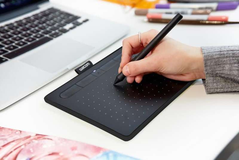 Wacom Intuos S Drawing Tablet with Bluetooth (Black)