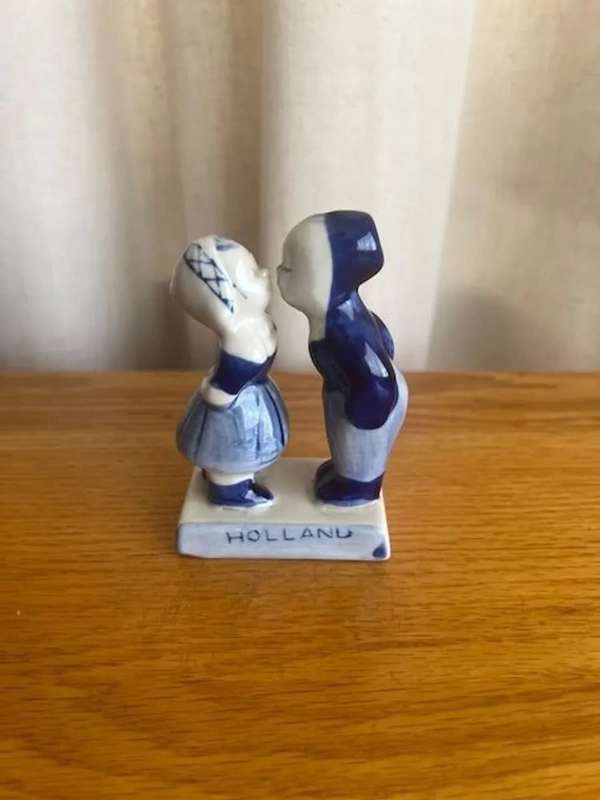 Vintage Delft blue and white kissing boy and girl figure (Rare find)