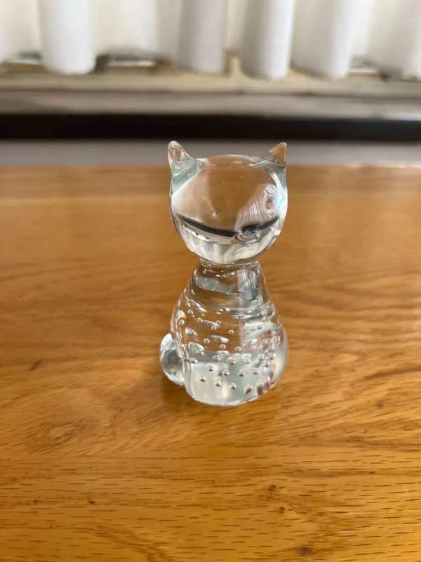 Crystal small clear glass cat, with controlled bubbles. Rare find