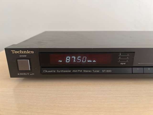 Technics ST-600 Quartz Synthesizer AM/FM Stereo Tuner