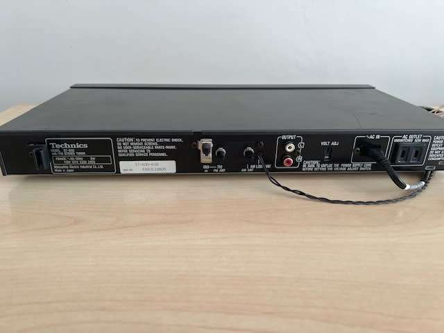 Technics ST-600 Quartz Synthesizer AM/FM Stereo Tuner