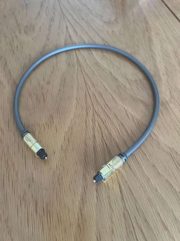 Short (50 cm) gold-plated LINDY fibre optic digital audio cable