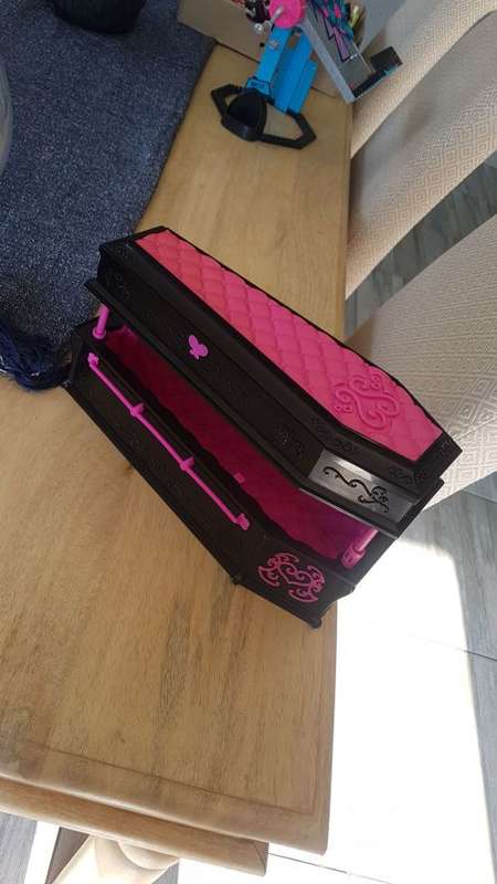 Monster High Dolls: Draculara's Coffin bed
