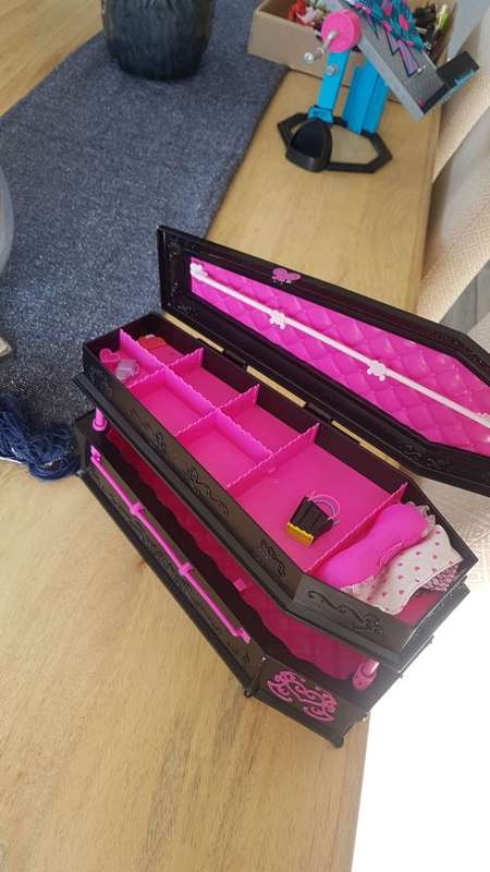 Monster High Dolls: Draculara's Coffin bed