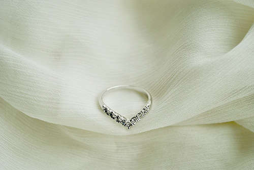 Gorgeous Silver plated V design ring with AAA sim diamonds