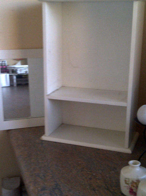 White cupboard/shelve