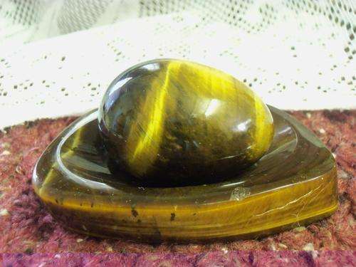 tiger eye egg and tray.Egg6x5cm and tray 6x11cm.