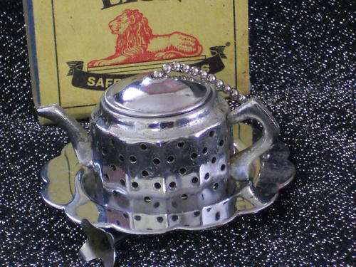 Tea leave infguser and drip tray for one cup.