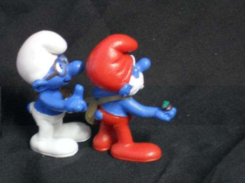 2 SMURFIES 6CM EACH