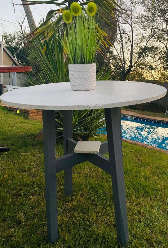 Lovely Circular Side Coffee Table**